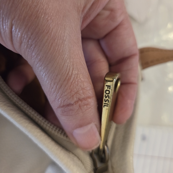 Fossil Explorer Ivory Zippered Leather Bag With Crossbody Strap - Picture 3 of 8